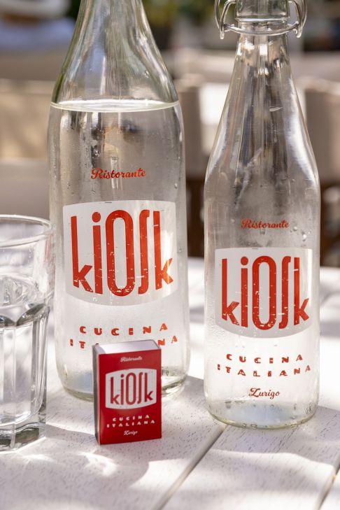 Wasserflasche mit Streichhölzer